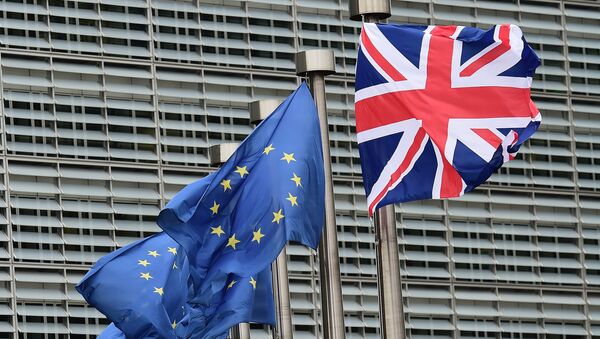 A British flag flutters amongst EU flags ahead of British Prime Minister's visit at the European Commission in Brussels on January 29, 2016 - Sputnik Brasil