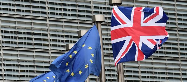 A British flag flutters amongst EU flags ahead of British Prime Minister's visit at the European Commission in Brussels on January 29, 2016 - Sputnik Brasil