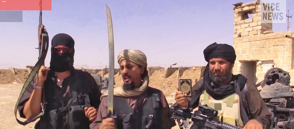 Militantes do Daesh na fronteira entre a Síria e o Iraque - Sputnik Brasil