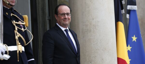 O presidente da França, François Hollande, sai da sua residência de trabalho em Paris no dia 24 de março - Sputnik Brasil