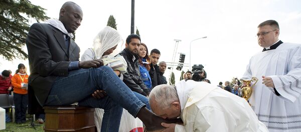 Pope Francis kisses the foot of a refugee during the foot-washing ritual at the Castelnuovo di Porto refugees center near Rome, Italy - Sputnik Brasil