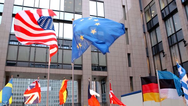 The US and EU flags, top left and right, fly in separate directions at the European Council building in Brussels - Sputnik Brasil