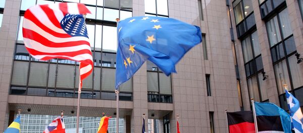 The US and EU flags, top left and right, fly in separate directions at the European Council building in Brussels - Sputnik Brasil