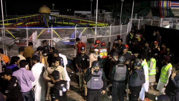 Pakistani police officers and rescue workers gather at the site of bomb explosion in a park in Lahore, Pakistan - Sputnik Brasil