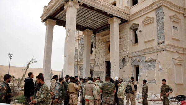 Forces loyal to Syria's President Bashar al-Assad gather at a palace complex on the western edge of Palmyra in this picture provided by SANA on March 24, 2016. - Sputnik Brasil