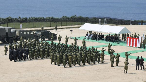 Soldados da Força de Auto-Defesa do Japão participam da cerimónia de abertura da nova base militar na ilha Yonaguni na prefeitura de Okinawa, Japão, 28 de março de 2016 - Sputnik Brasil