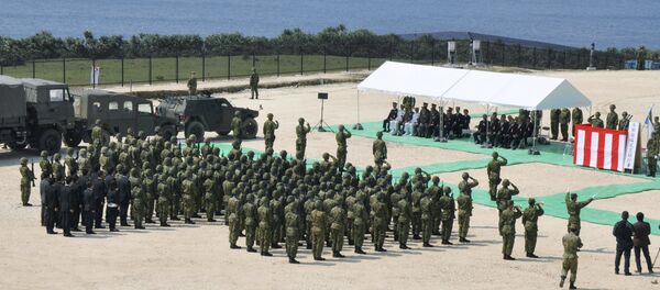 Soldados da Força de Auto-Defesa do Japão participam da cerimónia de abertura da nova base militar na ilha Yonaguni na prefeitura de Okinawa, Japão, 28 de março de 2016 - Sputnik Brasil