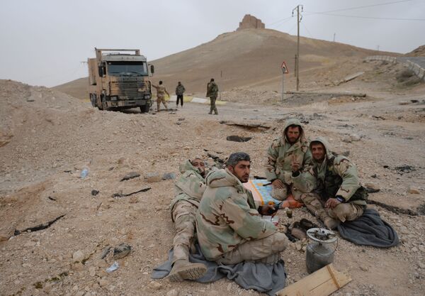 Soldados sírios descansam em uma pausa entre os combates na entrada de Palmira - Sputnik Brasil