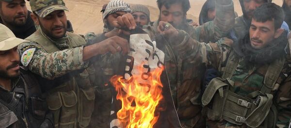 Os militares sírios queimam a bandeira do Daesh, retirada do Castelo de Palmira - Sputnik Brasil
