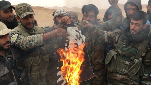 Os militares sírios queimam a bandeira do Daesh, retirada do Castelo de Palmira - Sputnik Brasil