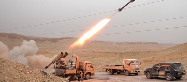 Os combates ainda continuam, e as forças governamentais, junto com a milícia popular síria, atacam as posições dos terroristas - Sputnik Brasil