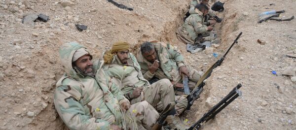 Um grupo de soldados descansa em uma pausa entre os combates em Palmira Um grupo de soldados descansa em uma pausa entre os combates em Palmira - Sputnik Brasil