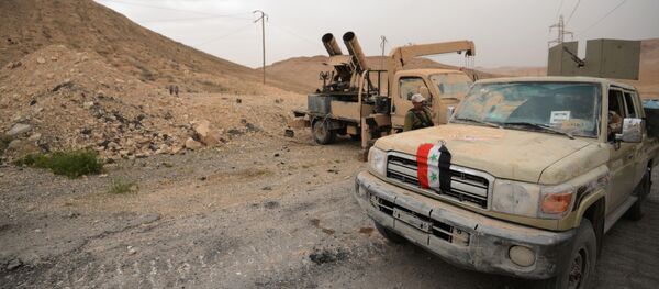 Exército Árabe Sírio e o destacamento da milícia popular Falcões do Deserto na entrada de Palmira - Sputnik Brasil