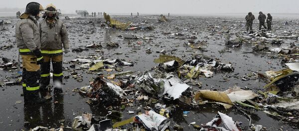 Destroços do avião Boeing 737-800 da FlyDubai e funcionários do Ministério de Emergências russo no aeroporto de Rostov-no-Don, Rússia, 19 de março de 2016 - Sputnik Brasil