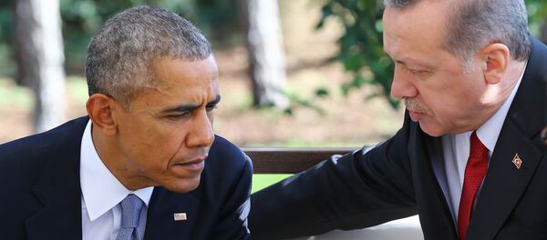 Presidente norte-americano Barack Obama fala com o presidente turco Recep Tayyip Erdogan durante o encontro bilateral nas margems da cúpula do G20 em Antália, Turquia, 15 de novembro de 2015 - Sputnik Brasil