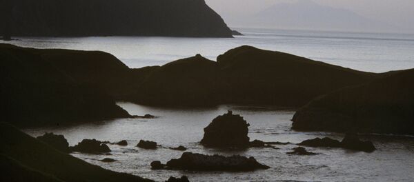 Um cabo da ilha Shikotan, na foto, é conhecido como o Cabo do Fim da Terra. É como o cabo Finisterra na Espanha, mas do outro oceano, o Pacífico - Sputnik Brasil