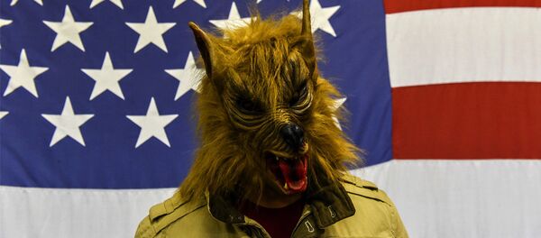 Soldado norte-americano disfarçado como um lobisomem numa das bases da OTAN - no Kosovo - Sputnik Brasil