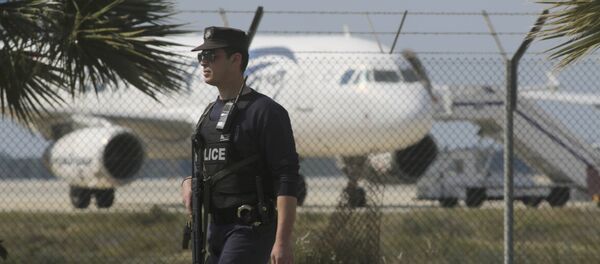Polícia guarda o aeroporto de Larnaca perto de um A320 Egyptair Airbus sequestrado, 29 de março de 2016 - Sputnik Brasil
