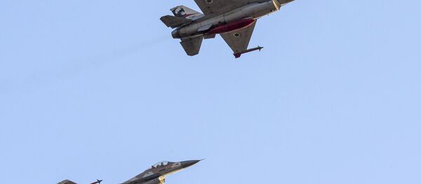 Caças israelenses F-16 no ar sobre a base militar Hatzerim perto de cidade israelense de Beersheva, Israel, 31 de dezembro de 2015 - Sputnik Brasil