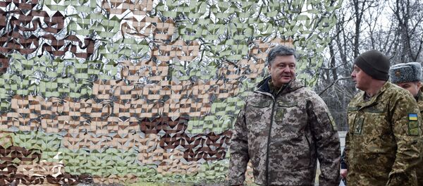 Presidente ucraniano Pyotr Poroshenko durante a sua visita à região de Donetsk, Ucrânia, 28 de março de 2016 - Sputnik Brasil