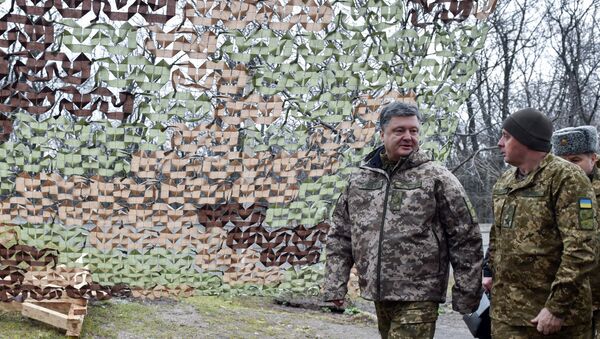 Presidente ucraniano Pyotr Poroshenko durante a sua visita à região de Donetsk, Ucrânia, 28 de março de 2016 - Sputnik Brasil