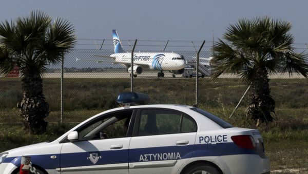 Um carro da polícia cipriota está na frente do aeroporto de Larnaka, acompanhando a situação com o A320 da EgyptAir, em 29 de março de 2016 Um carro da polícia cipriota está na frente do aeroporto de Larnaka, acompanhando a situação com o A320 da EgyptAir, em 29 de março de 2016 - Sputnik Brasil