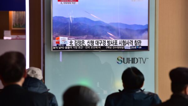 Sul-coreanos veem programa de televisão que mostra lançamento de míssil realizado pela Coreia do Norte (foto de arquivo) - Sputnik Brasil