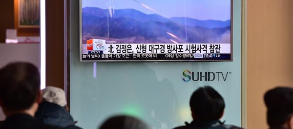 Sul-coreanos vêem programa de televisão que mostra lançamento de míssil realizado pela Coreia do Norte, Seul, Coreia do Sul, 4 de março de 2016 - Sputnik Brasil