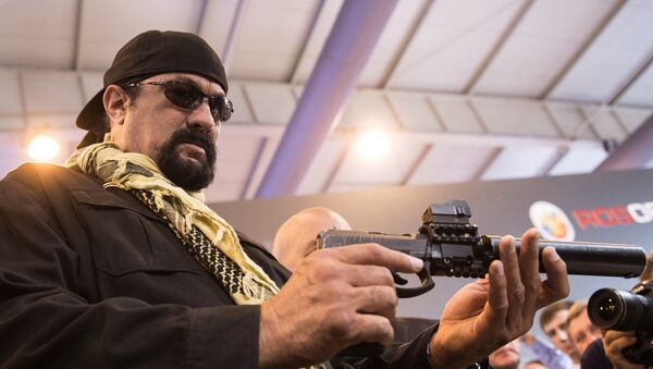 Ator americano Steven Seagal com a pistola de Serdyukov - Sputnik Brasil
