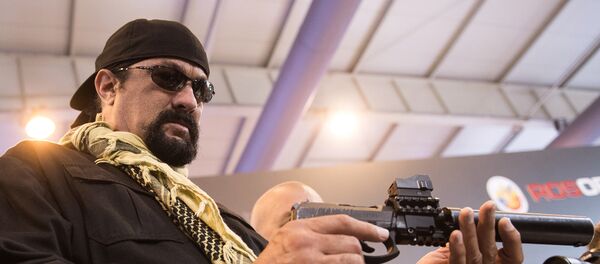 Ator americano Steven Seagal com a pistola de Serdyukov - Sputnik Brasil