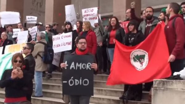 Manifestantes na entrada da Universidade de Lisboa, em 29 de março - Sputnik Brasil