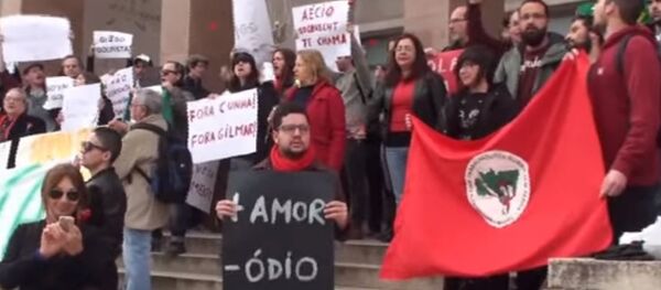 Manifestantes na entrada da Universidade de Lisboa, em 29 de março - Sputnik Brasil