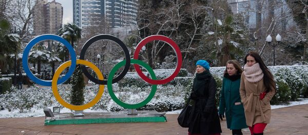 Habitantes de Sochi perto do símbolo dos Jogos Olímpicos em um dos parques da cidade de Sochi (foto de arquivo) - Sputnik Brasil