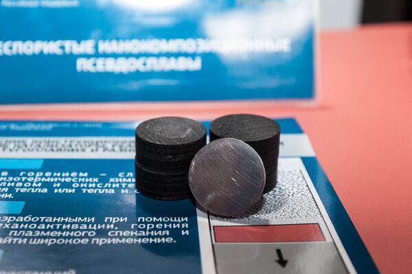 A nova tecnologia é um método inovador de tratamento de superfícies metálicas com faíscas elétricas e de sua fusão com um material de elétrodo, que contém um metal biologicamente compatível, além de um acréscimo bioativo e antibacteriano - Sputnik Brasil