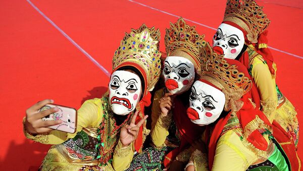 Indonesian Muslim girls take selfie photo during the Mawlid Mask Festival to commemorate the birthday of the Prophet Mohammad on January 25, 2015 in Surabaya, Indonesia - Sputnik Brasil