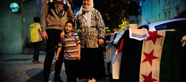 A síria Hanaa Nachawaty e a família vendem esfirras no Rio de Janeiro, onde vivem refugiados da guerra no país natal - Sputnik Brasil
