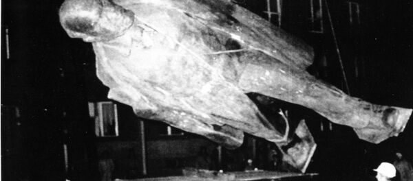 Trabalhadores em meio de remover uma estátua gigante de Vladimir Lenin na cidade polonesa de Nowa Huta perto de Cracóvia. (Foto de arquivo. 11 de dezembro, 1989) - Sputnik Brasil