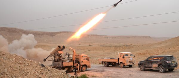 Soldados sírios e agentes do destacamento Falcões do Deserto lançam fogo contra posições de militantes na região de Palmira, Síria, 28 de março de 2016 - Sputnik Brasil