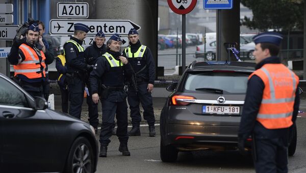 Policiais inspecionam motoristas no aeroporto de Bruxelas Zaventem, 23 de março 2016 - Sputnik Brasil