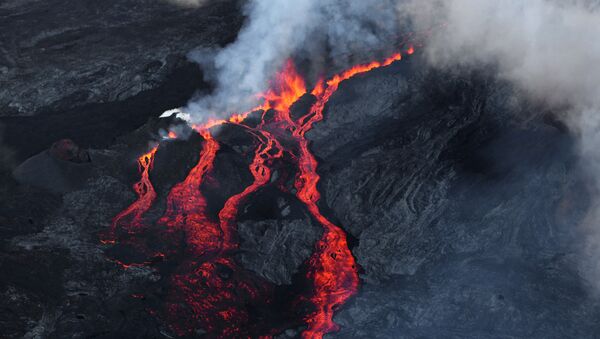 Lava depois de erupção do vulcão Piton de la Fournaise na ilha francesa La Reunion no oceano Índico, 17 de maio de 2015 - Sputnik Brasil