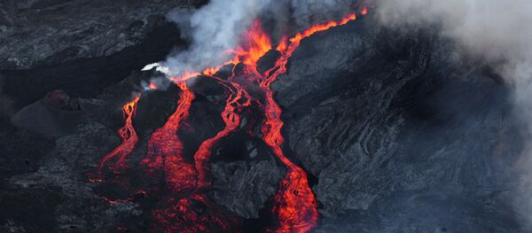 Lava depois de erupção do vulcão Piton de la Fournaise na ilha francesa La Reunion no oceano Índico, 17 de maio de 2015 - Sputnik Brasil
