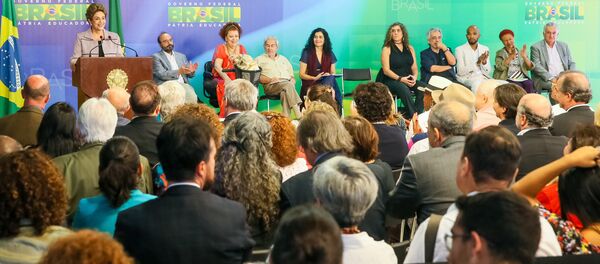 Presidenta Dilma Rousseff recebe artistas e intelectuais no Planalto - Sputnik Brasil