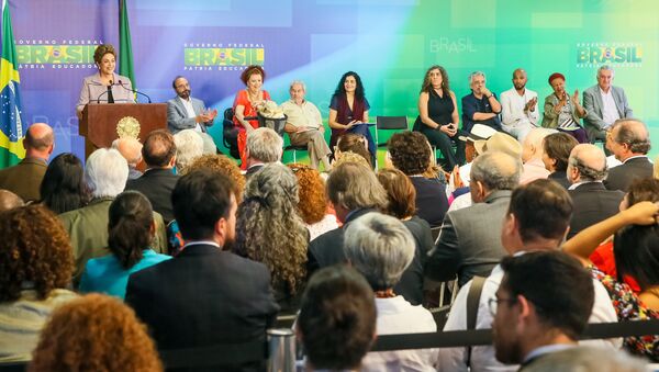 Presidenta Dilma Rousseff recebe artistas e intelectuais no Planalto - Sputnik Brasil