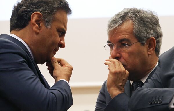 Aécio Neves, do PSDB, e Jorge Viana, do PT, tiveram a oportunidade de conversar durante a conferência na Universidade de Lisboa, em 31 de março Aécio Neves, do PSDB, e Jorge Viana, do PT, tiveram a oportunidade de conversar durante a conferência na Universidade de Lisboa, em 31 de março - Sputnik Brasil