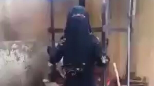 Mulher iraquiana que critica política do Daesh em Faluja Mulher iraquiana que critica política do Daesh em Faluja - Sputnik Brasil