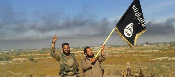 Militantes do Daesh com a bandeira da organização em Faluja, Iraque - Sputnik Brasil