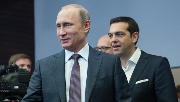 O presidente russo Vladimir Putin e o primeiro-ministro grego Alexis Tsipras durante o encontro em São Petesburgo, Rússia, junho de 2015 - Sputnik Brasil