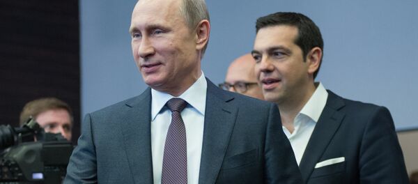 O presidente russo Vladimir Putin e o primeiro-ministro grego Alexis Tsipras durante o encontro em São Petesburgo, Rússia, junho de 2015 - Sputnik Brasil