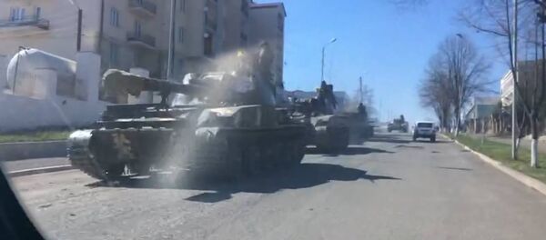Tanques passam pela cidade de Stepanakert na manhã deste sábado, 2 de abril - Sputnik Brasil