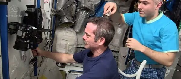 Estação Espacial agora presta serviços de cabeleireiro - Sputnik Brasil